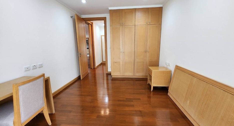 For rent 3 bedrooms apartment in Khlong Toei, Bangkok