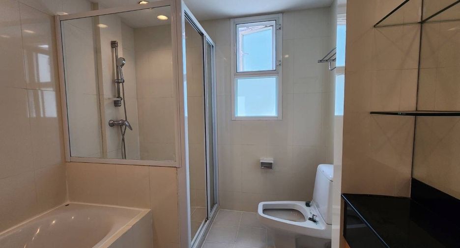 For rent 3 bedrooms apartment in Khlong Toei, Bangkok