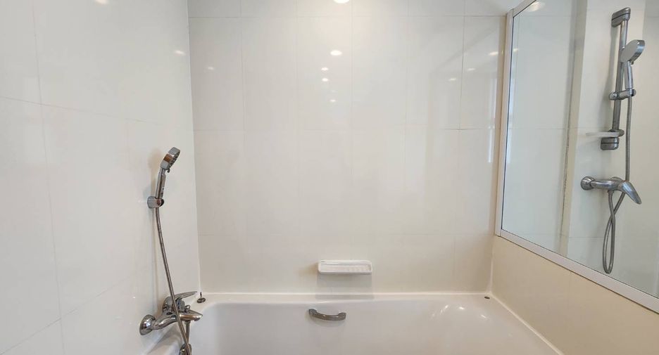 For rent 3 bedrooms apartment in Khlong Toei, Bangkok