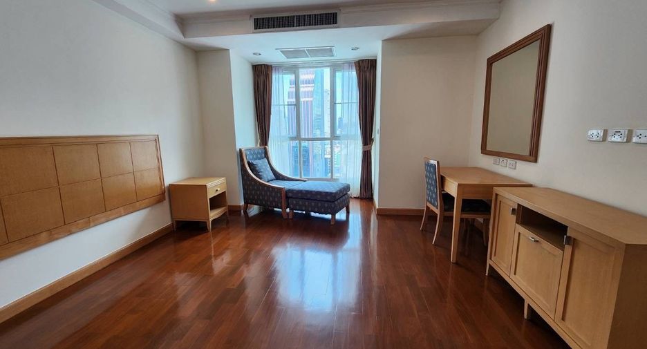 For rent 3 bedrooms apartment in Khlong Toei, Bangkok