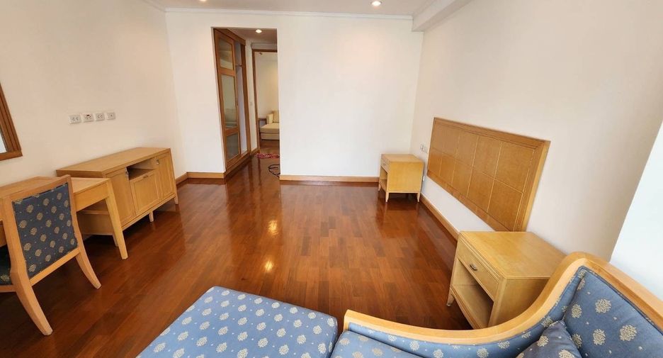 For rent 3 bedrooms apartment in Khlong Toei, Bangkok