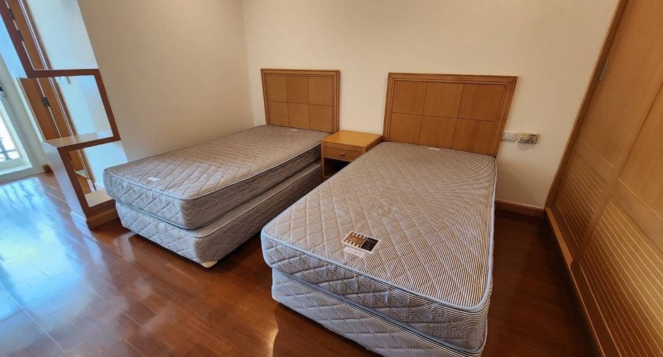 For rent 3 bedrooms apartment in Khlong Toei, Bangkok