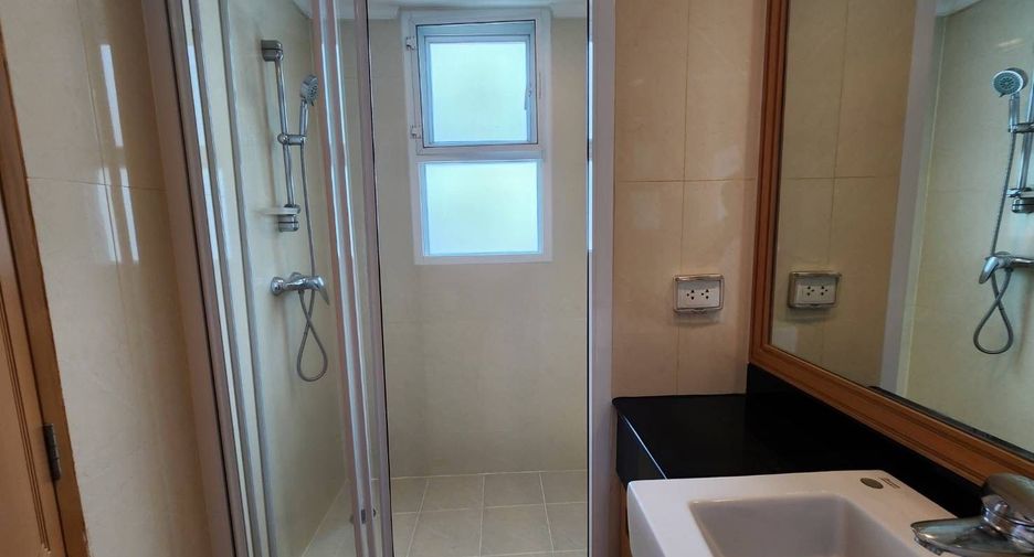 For rent 3 bedrooms apartment in Khlong Toei, Bangkok