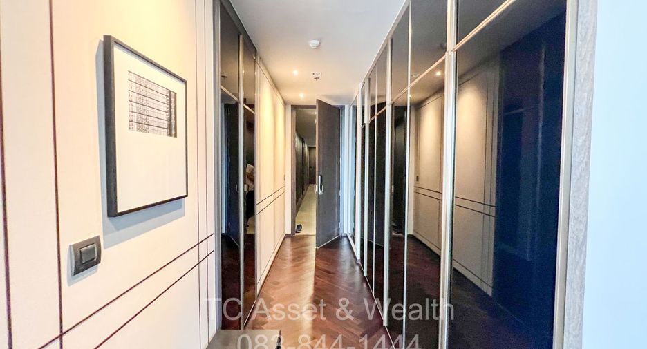 For rent 2 bedrooms condo in Phaya Thai, Bangkok