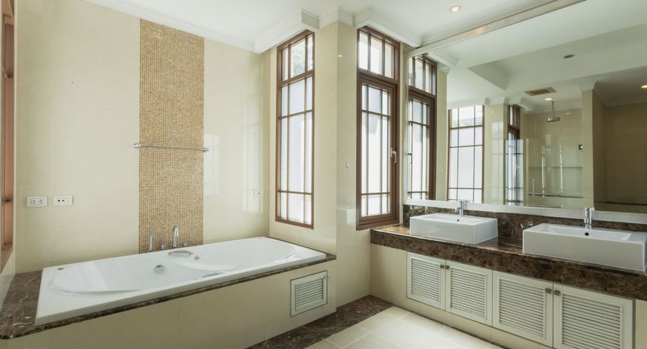 For rent 3 bedrooms house in Watthana, Bangkok