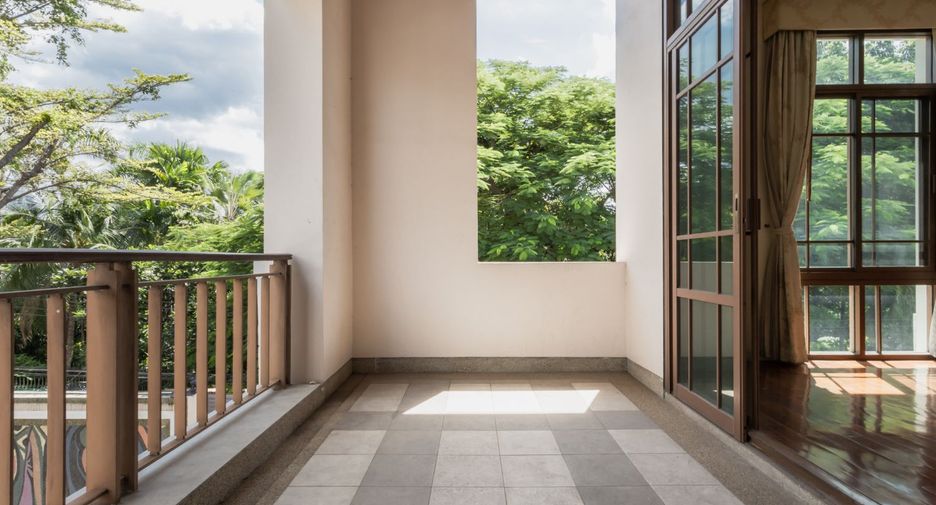 For rent 3 bedrooms house in Watthana, Bangkok
