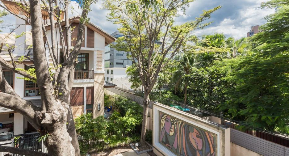 For rent 3 bedrooms house in Watthana, Bangkok
