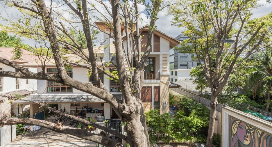 For rent 3 bedrooms house in Watthana, Bangkok