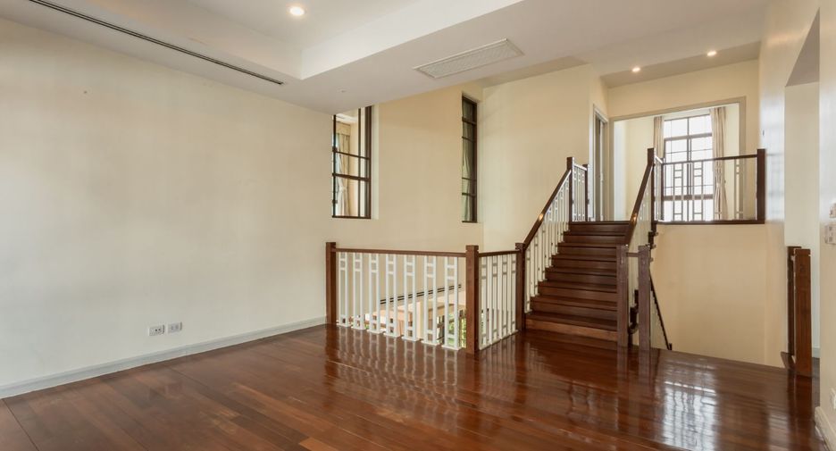 For rent 3 bedrooms house in Watthana, Bangkok