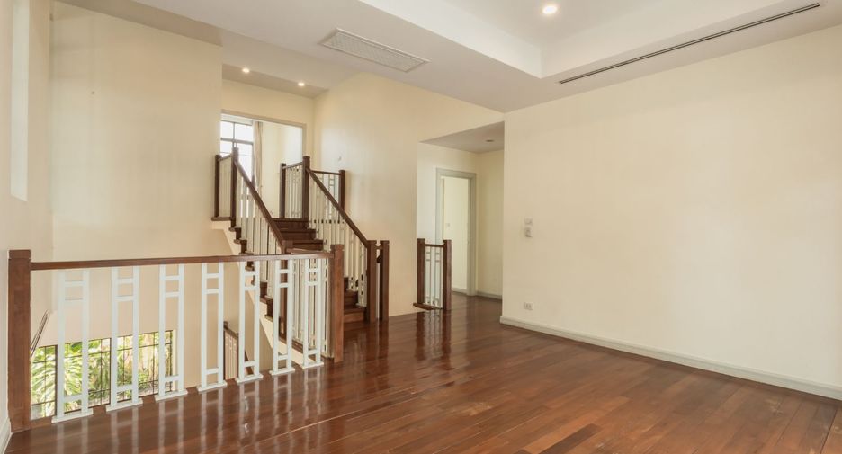 For rent 3 bedrooms house in Watthana, Bangkok