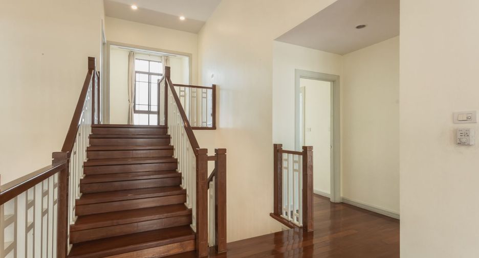 For rent 3 bedrooms house in Watthana, Bangkok