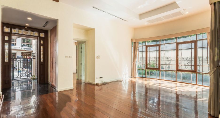 For rent 3 bedrooms house in Watthana, Bangkok