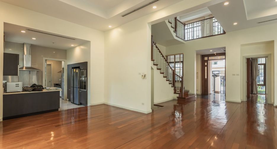 For rent 3 bedrooms house in Watthana, Bangkok