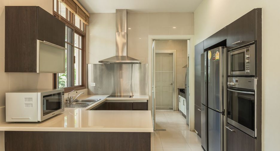 For rent 3 bedrooms house in Watthana, Bangkok