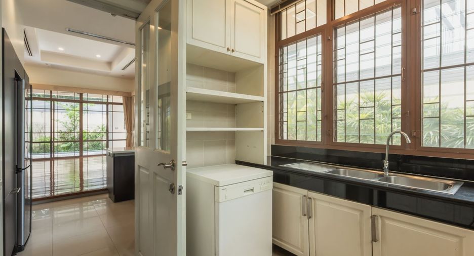 For rent 3 bedrooms house in Watthana, Bangkok