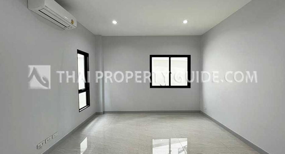 Casa en alquiler de 5 habitaciones en Bang Phli, Samut Prakan