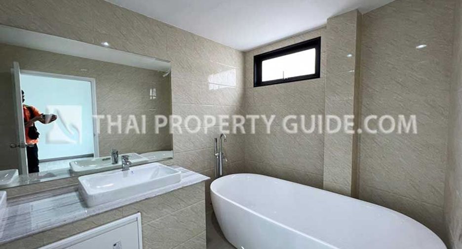 Casa en alquiler de 5 habitaciones en Bang Phli, Samut Prakan