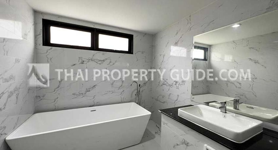 Casa en alquiler de 5 habitaciones en Bang Phli, Samut Prakan