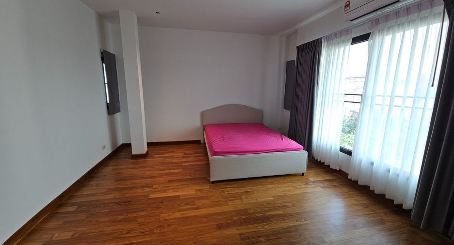 For rent 4 bed house in Pak Kret, Nonthaburi