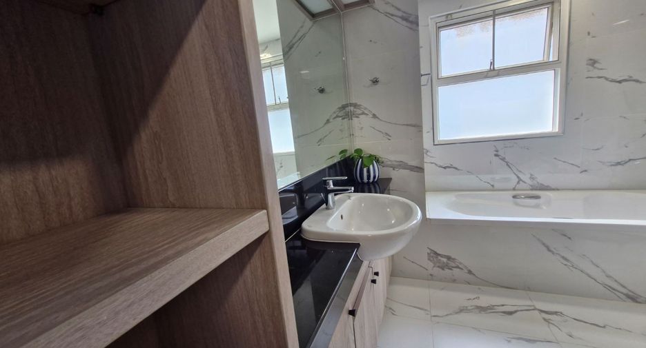 For rent 3 bedrooms condo in Khlong Toei, Bangkok