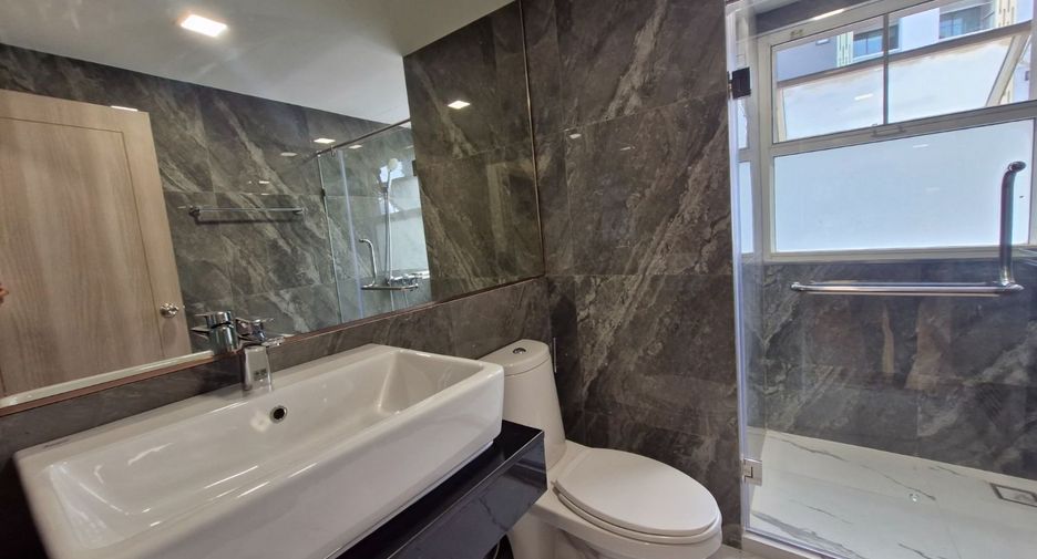 For rent 3 bedrooms condo in Khlong Toei, Bangkok