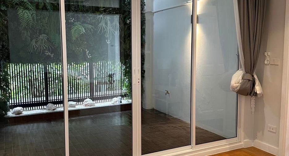 For rent そして for sale 3 ベッドルーム house in Watthana, Bangkok