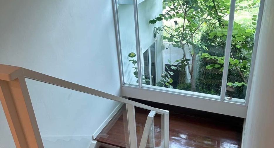 For rent そして for sale 3 ベッドルーム house in Watthana, Bangkok