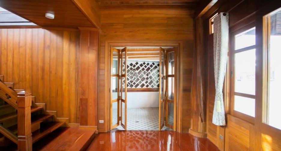 For sale 3 bedrooms house in Huai Khwang, Bangkok
