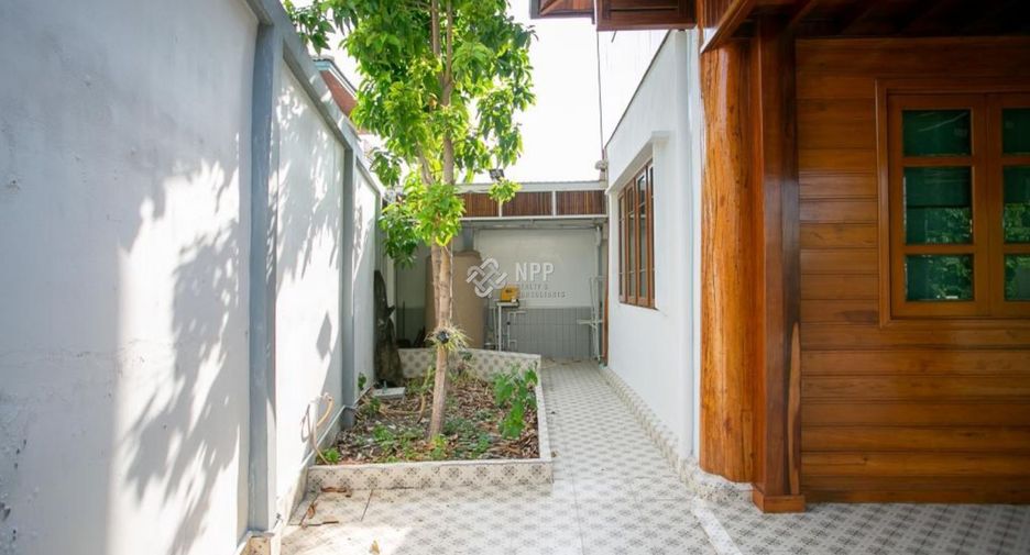 For sale 3 bedrooms house in Huai Khwang, Bangkok