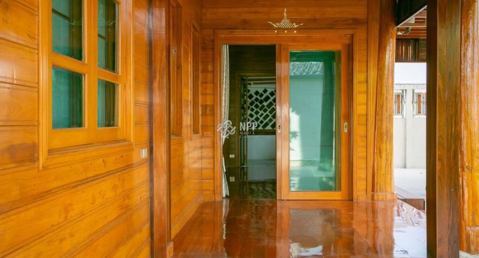 For sale 3 bedrooms house in Huai Khwang, Bangkok