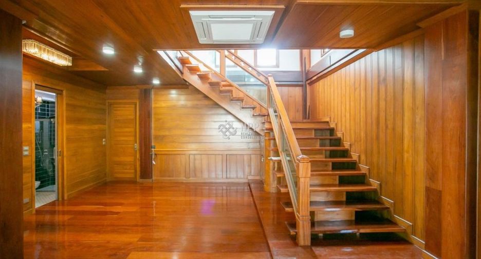 For sale 3 bedrooms house in Huai Khwang, Bangkok