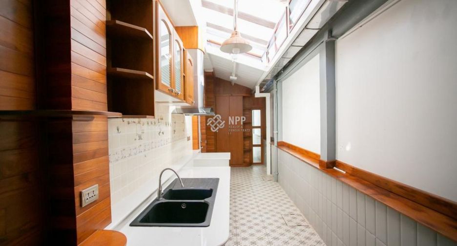 For sale 3 bedrooms house in Huai Khwang, Bangkok