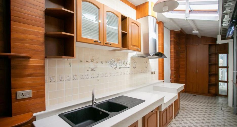 For sale 3 bedrooms house in Huai Khwang, Bangkok
