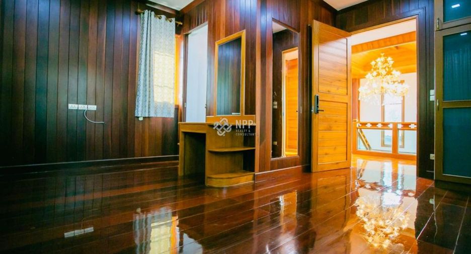 For sale 3 bedrooms house in Huai Khwang, Bangkok