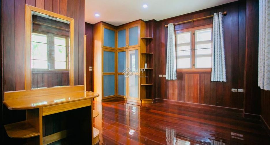 For sale 3 bedrooms house in Huai Khwang, Bangkok