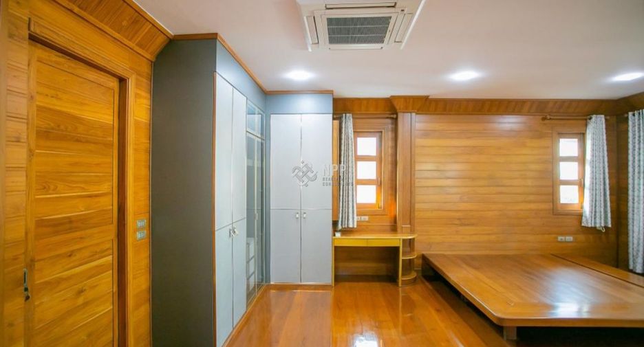 For sale 3 bedrooms house in Huai Khwang, Bangkok