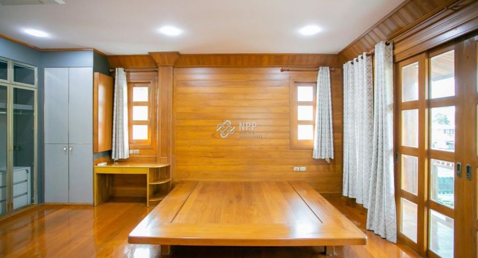 For sale 3 bedrooms house in Huai Khwang, Bangkok