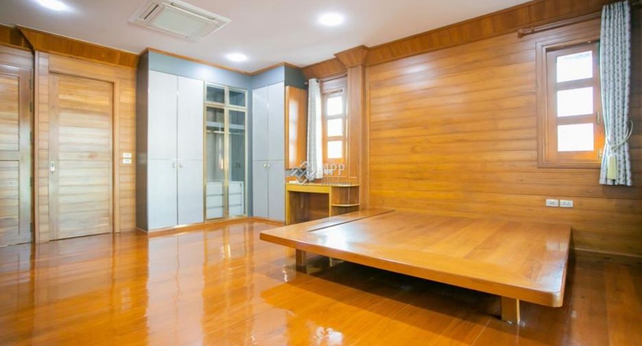 For sale 3 bedrooms house in Huai Khwang, Bangkok