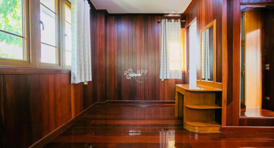For sale 3 bedrooms house in Huai Khwang, Bangkok