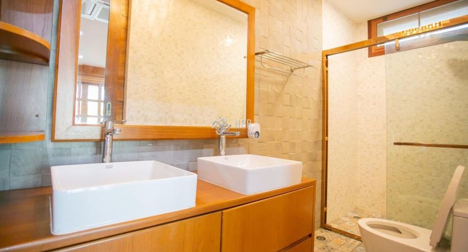 For sale 3 bedrooms house in Huai Khwang, Bangkok