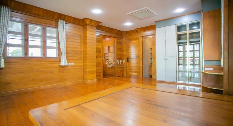 For sale 3 bedrooms house in Huai Khwang, Bangkok