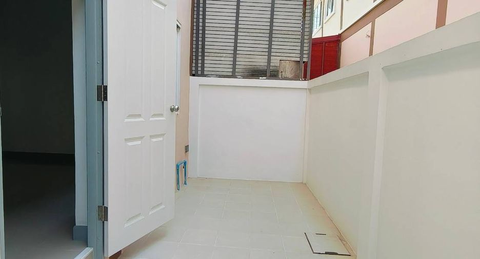 For sale 3 Beds townhouse in Lam Luk Ka, Pathum Thani