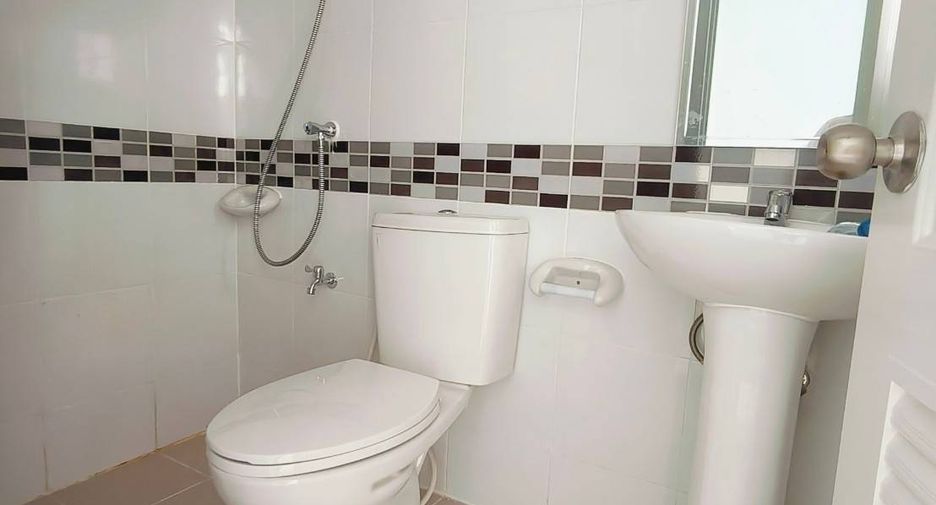 For sale 3 Beds townhouse in Lam Luk Ka, Pathum Thani