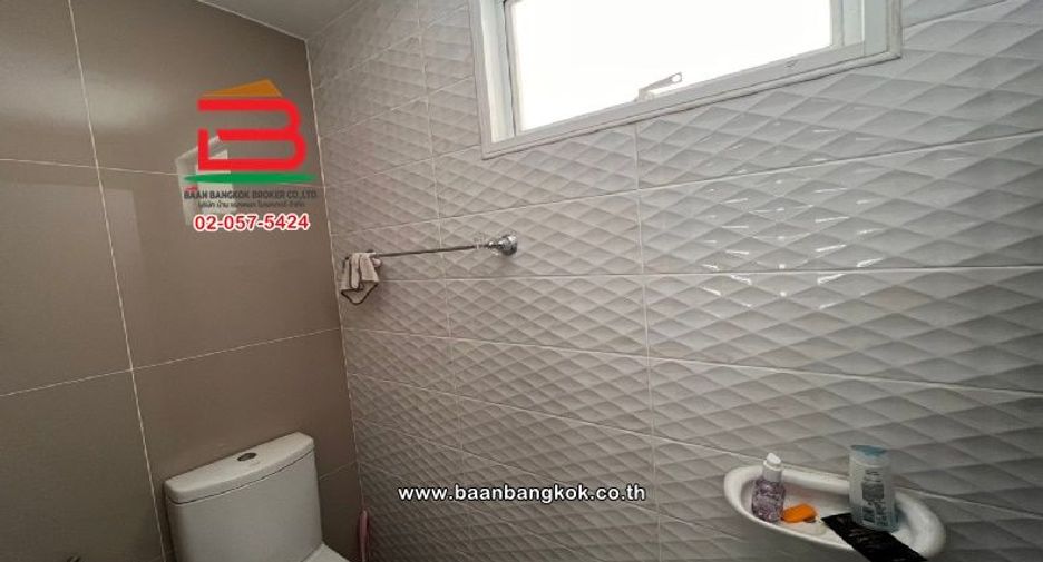 For sale 2 bedrooms townhouse in Mueang Pathum Thani, Pathum Thani