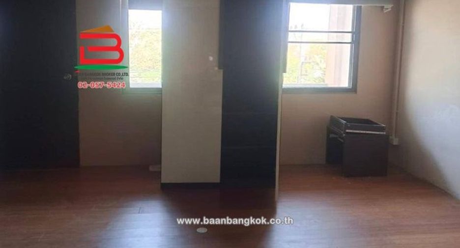 À vendre 4 chambres local commercial à Lam Luk Ka, Pathum Thani