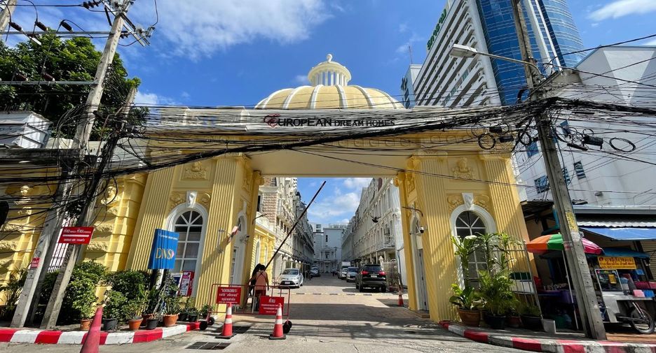 For sale studio townhouse in Suan Luang, Bangkok