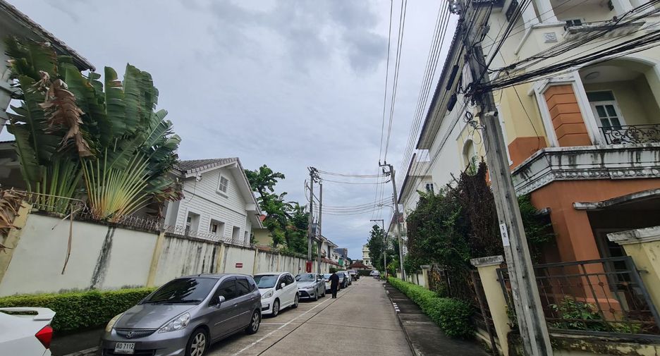 Casa adosada en venta de estudio en Bang Kapi, Bangkok