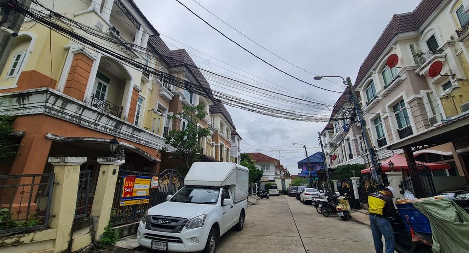 Casa adosada en venta de estudio en Bang Kapi, Bangkok