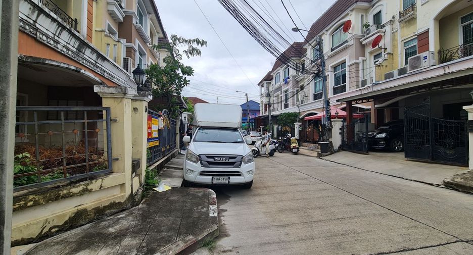 Casa adosada en venta de estudio en Bang Kapi, Bangkok