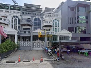 For rent 6 bedrooms townhouse in Yan Nawa, Bangkok